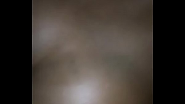 Comendo casado na oficina após trabalho