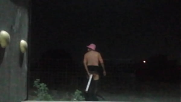 En la calle comiendo una pequeña macana